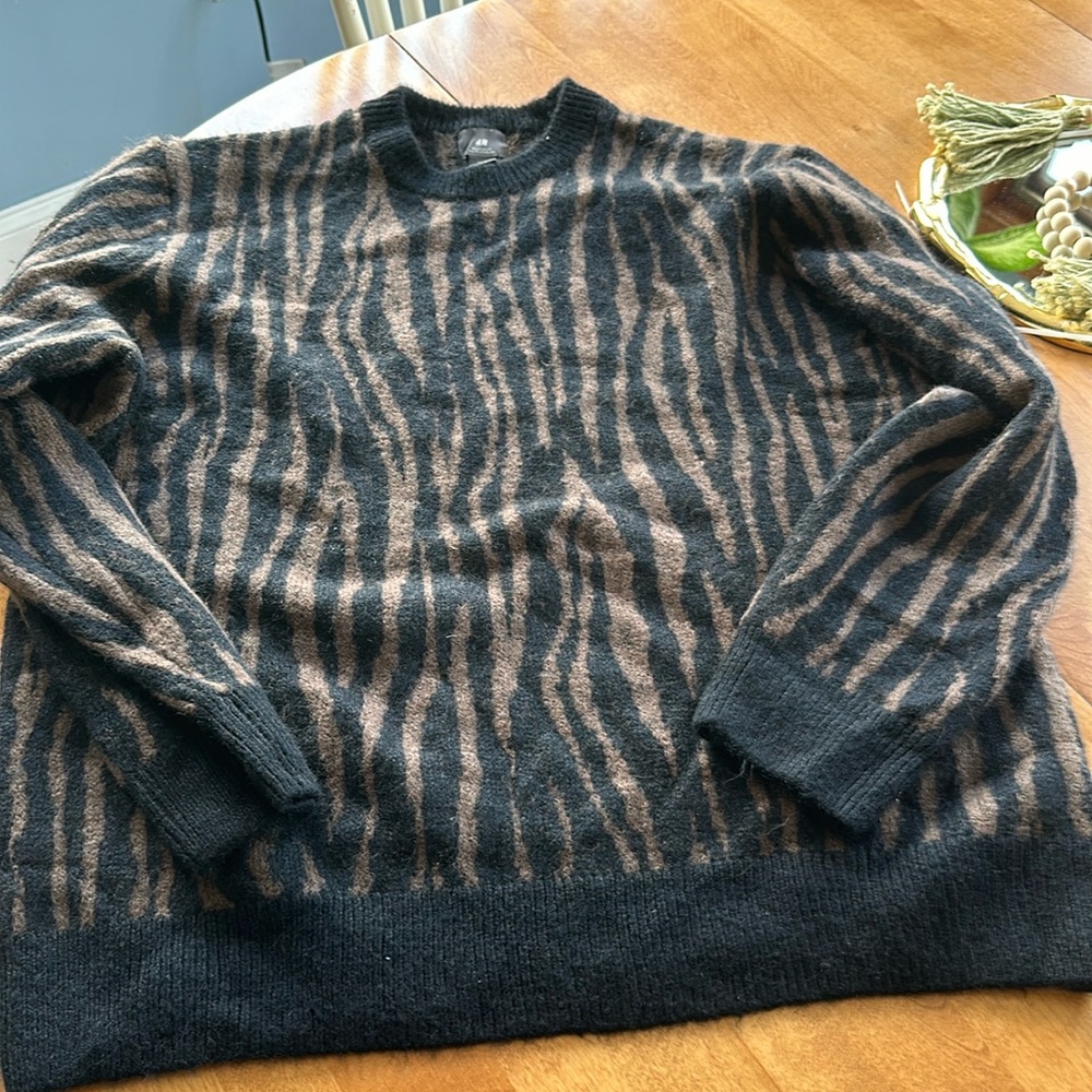 Trendy Large sweater mens tiger print .Worn 2 times.*wool sweater *